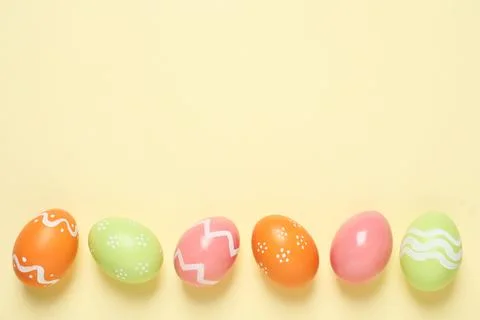 Flat lay composition of painted Easter eggs on color background, space for te Foto stock