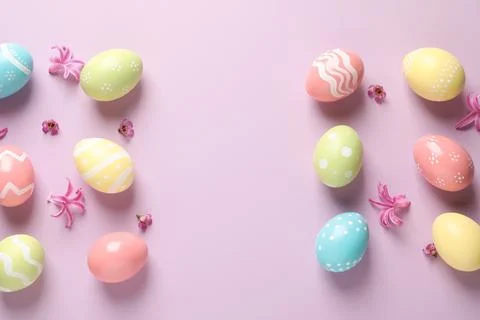 Flat lay composition with painted Easter eggs on color background, space for  스톡 사진