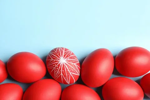 Flat lay composition of painted red Easter eggs on color background, space fo Foto stock