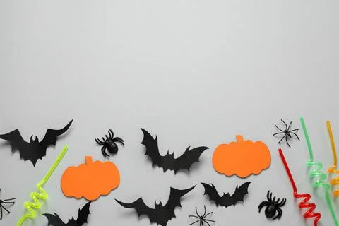 Flat lay composition with paper bats, spiders, pumpkins and cocktail straws o Stock Photos
