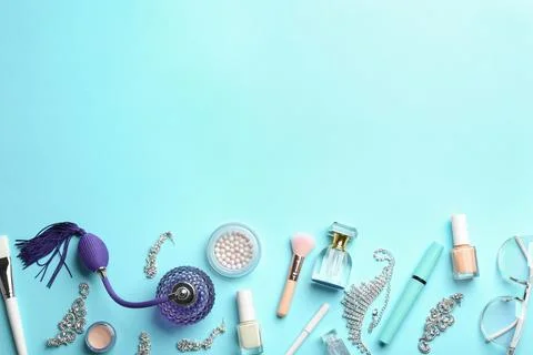 Flat lay composition with perfume bottles, jewelry and cosmetic products on l Fotos Stock