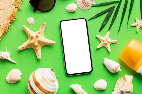Flat lay composition with Phone and beach accessories on colored background.. Foto stock