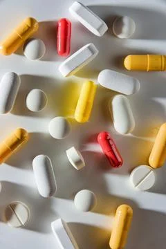 Flat lay composition with pills and capsules on a white background with shado Foto stock