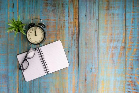 Flat lay composition of  plant  and vintage clock  on the wooden table Stock-Fotos