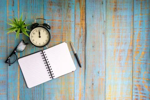 Flat lay composition of  plant  and vintage clock  on the wooden table 库存照片