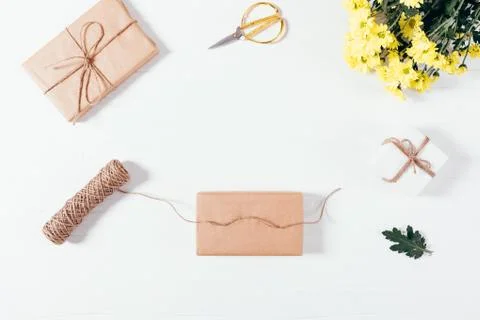 Flat lay composition process of handmade packaging gifts Foto stock