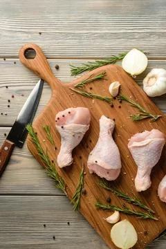 Flat lay composition with raw chicken legs on a cutting board close-up. Foto stock