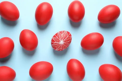 Flat lay composition of red Easter eggs on color background Foto stock