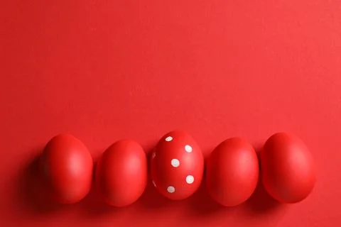 Flat lay composition of red painted Easter eggs on color background, space fo Foto stock