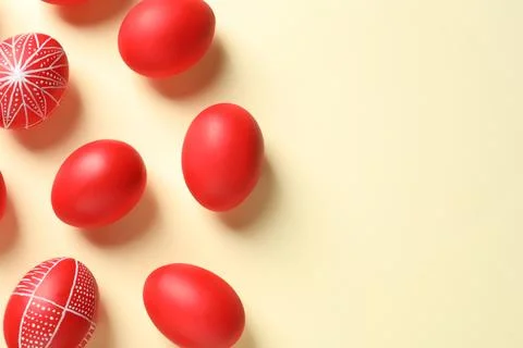Flat lay composition of red painted Easter eggs on color background, space fo Foto stock