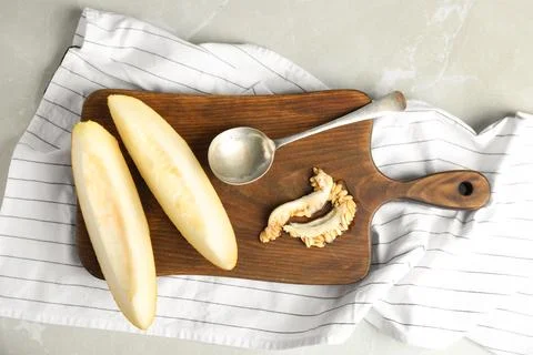 Flat lay composition with ripe melon on grey marble table Foto stock