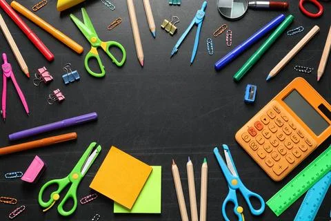 Flat lay composition with scissors and school supplies on dark background. Sp Stockfoto's