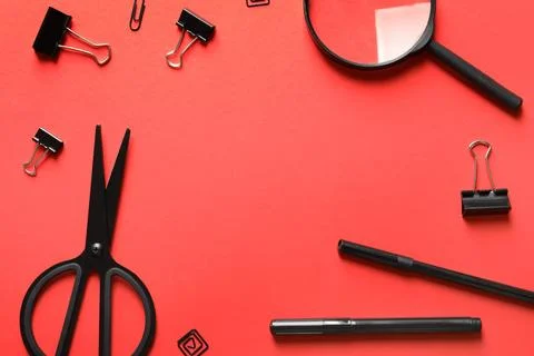 Flat lay composition with scissors on color background. Space for text Foto stock