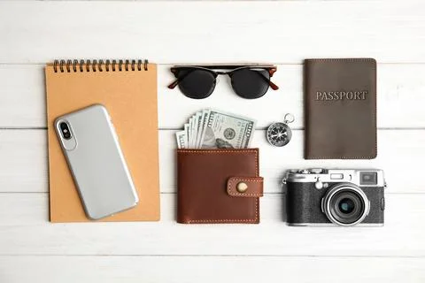Flat lay composition with smartphone, passport and camera on wooden backgroun Foto stock