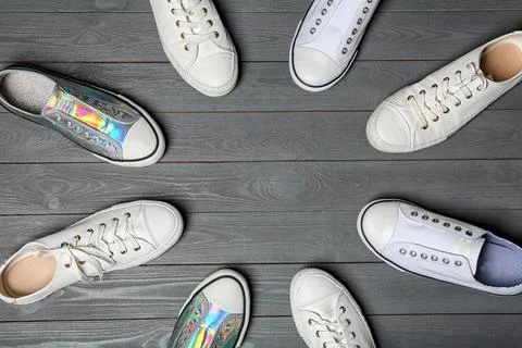 Flat lay composition with sneakers and space for text on wooden background. S Foto stock