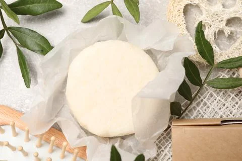 Flat lay composition with solid shampoo bars on light grey table Foto stock