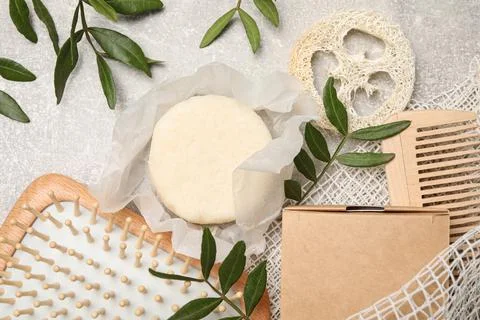 Flat lay composition with solid shampoo bar on light grey table Foto stock