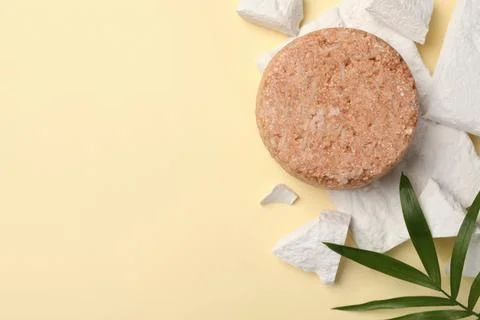 Flat lay composition of solid shampoo bar and leaf on beige background. Spa.. Foto stock