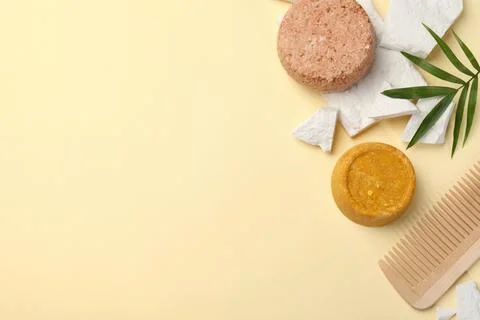 Flat lay composition of solid shampoo bars, leaf and comb on beige backgrou.. 스톡 사진