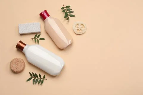 Flat lay composition with solid shampoo bar and bottles of cosmetic product.. Stockfoto's