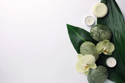 Flat lay composition with spa stones, solid shampoo bar and beautiful flowe.. 스톡 사진