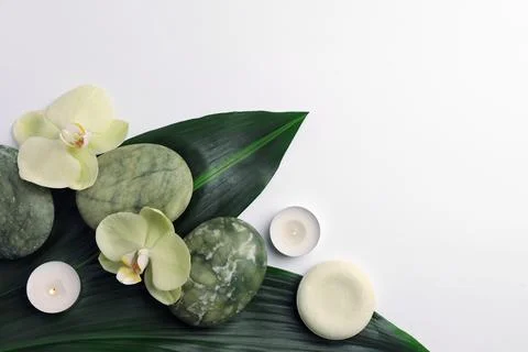 Flat lay composition with spa stones, solid shampoo bar and beautiful flowe.. 스톡 사진