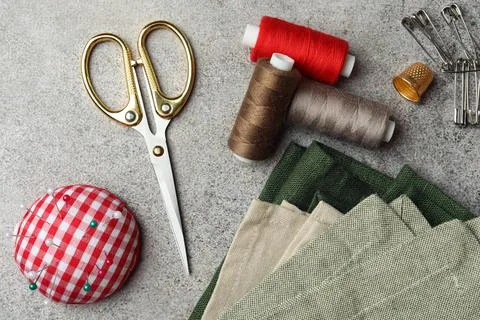 Flat lay composition with spools of threads and sewing tools on light textu.. Stock Photos