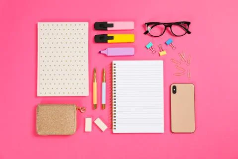 Flat lay composition with stationery on pink background, space for text Foto stock