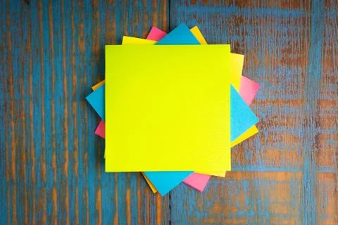 Flat lay composition of sticky notes on the wooden table top view. Foto stock