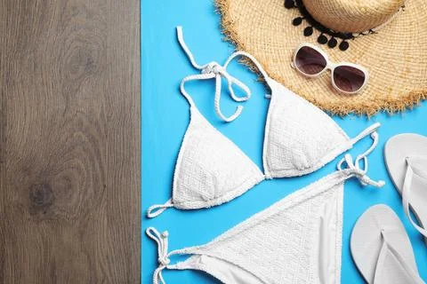 Flat lay composition with stylish beach accessories on blue paper and wooden  Foto stock