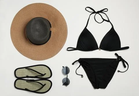 Flat lay composition with stylish beach accessories on light background Foto stock