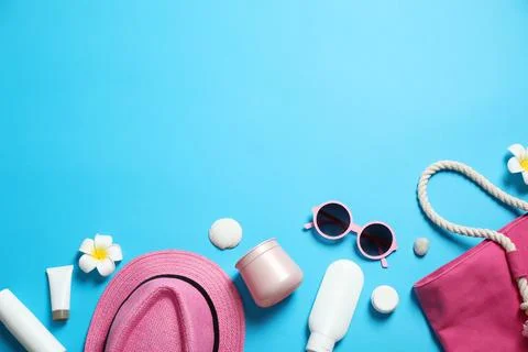 Flat lay composition with stylish beach accessories on light blue background, Foto stock