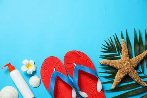 Flat lay composition with stylish beach accessories on light blue background, Foto stock