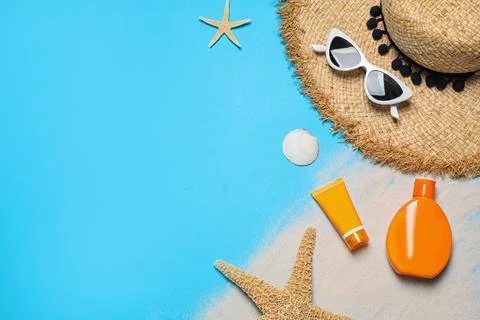 Flat lay composition with stylish beach accessories on light blue background, Foto stock