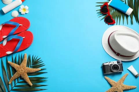 Flat lay composition with stylish beach accessories on light blue background, Foto stock