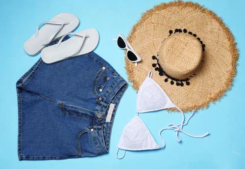 Flat lay composition with stylish bikini on color background. Beach objects 스톡 사진