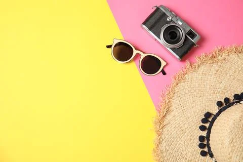 Flat lay composition with summer accessories, camera and space for text on co Foto stock