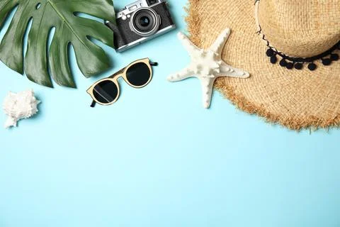 Flat lay composition with summer accessories, camera and space for text on co Foto stock