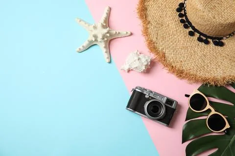 Flat lay composition with summer accessories, camera and space for text on co Foto stock