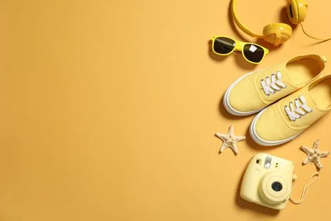 Flat lay composition with sunglasses and camera on color background, space fo Foto stock