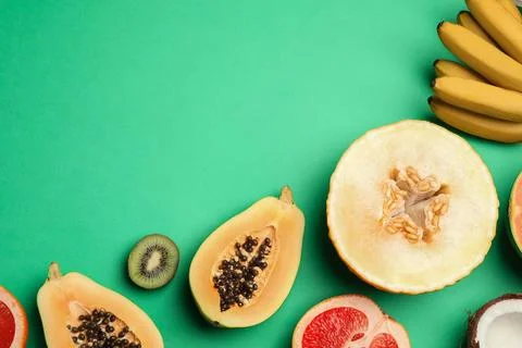Flat lay composition with tasty melon and fresh tropical fruits on green back Foto stock