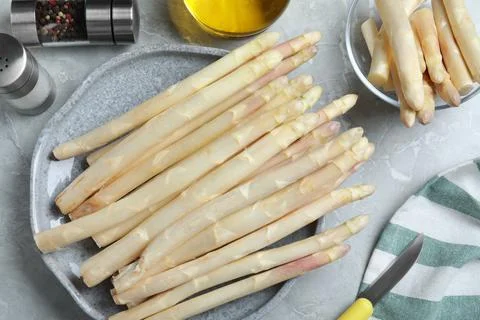 Flat lay composition with white asparagus on grey marble table Foto stock