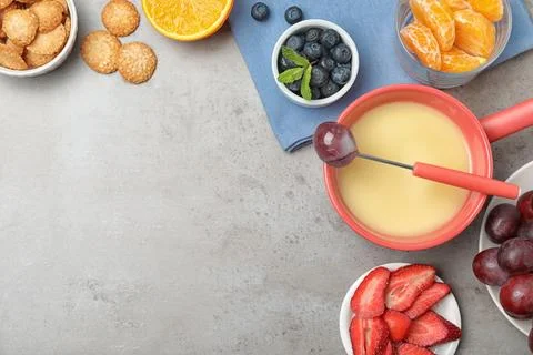Flat lay composition with white chocolate fondue and space for text on grey s Foto stock