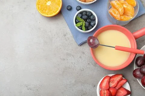 Flat lay composition with white chocolate fondue and space for text on grey s Foto stock