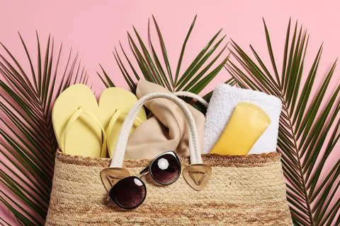Flat lay composition with wicker bag, palm leaves and other beach accessori.. Foto stock