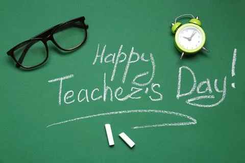 Flat lay composition with words HAPPY TEACHER'S DAY on chalkboard Foto stock