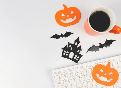 Flat lay of  computer keyboard, coffee cup, halloween decorations, bats and   Foto stock