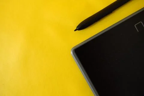 Flat lay of cropped graphic creative pen tablet Stock-Fotos