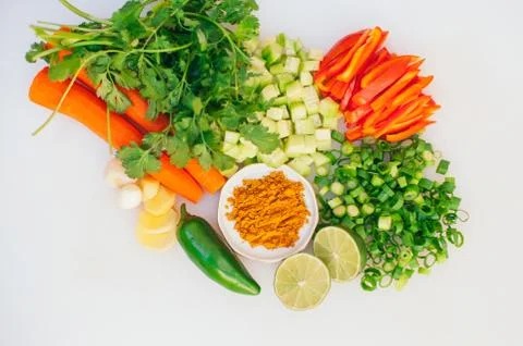Flat lay of cut fresh vegetables. Healthy carrot, green onion, parsley, lime, Foto stock