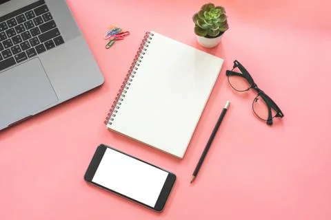 Flat lay design of workspace desk with laptop, blank notebook, smartphone, pe Foto stock